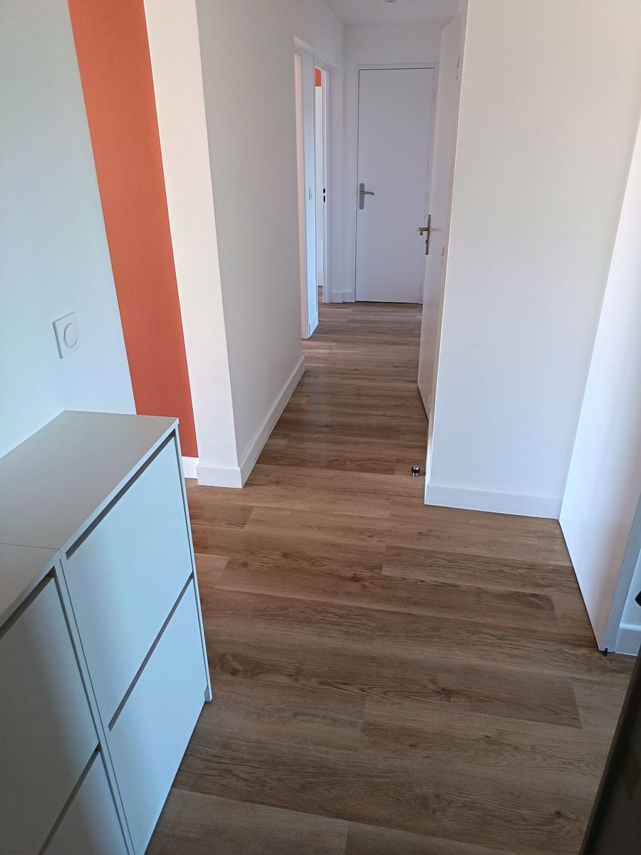 Couloir propre avec parquet après travaux