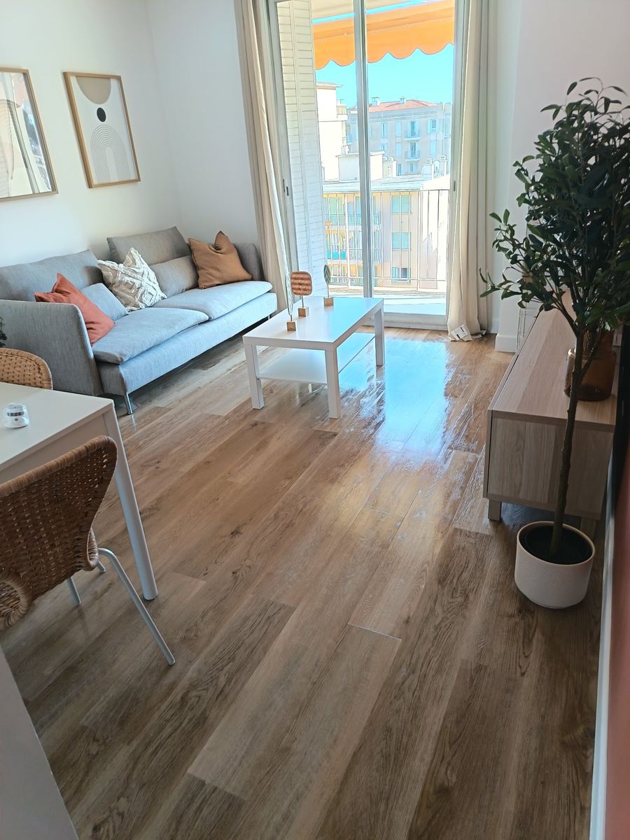 Séjour propre avec parquet brillant après un nettoyage de fin de chantier