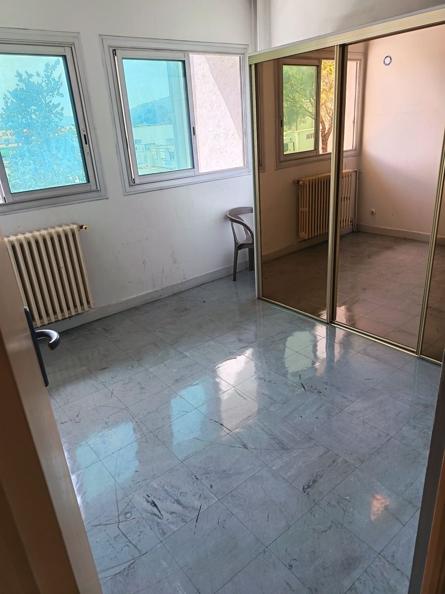 Sol de bureau brillant après décapage