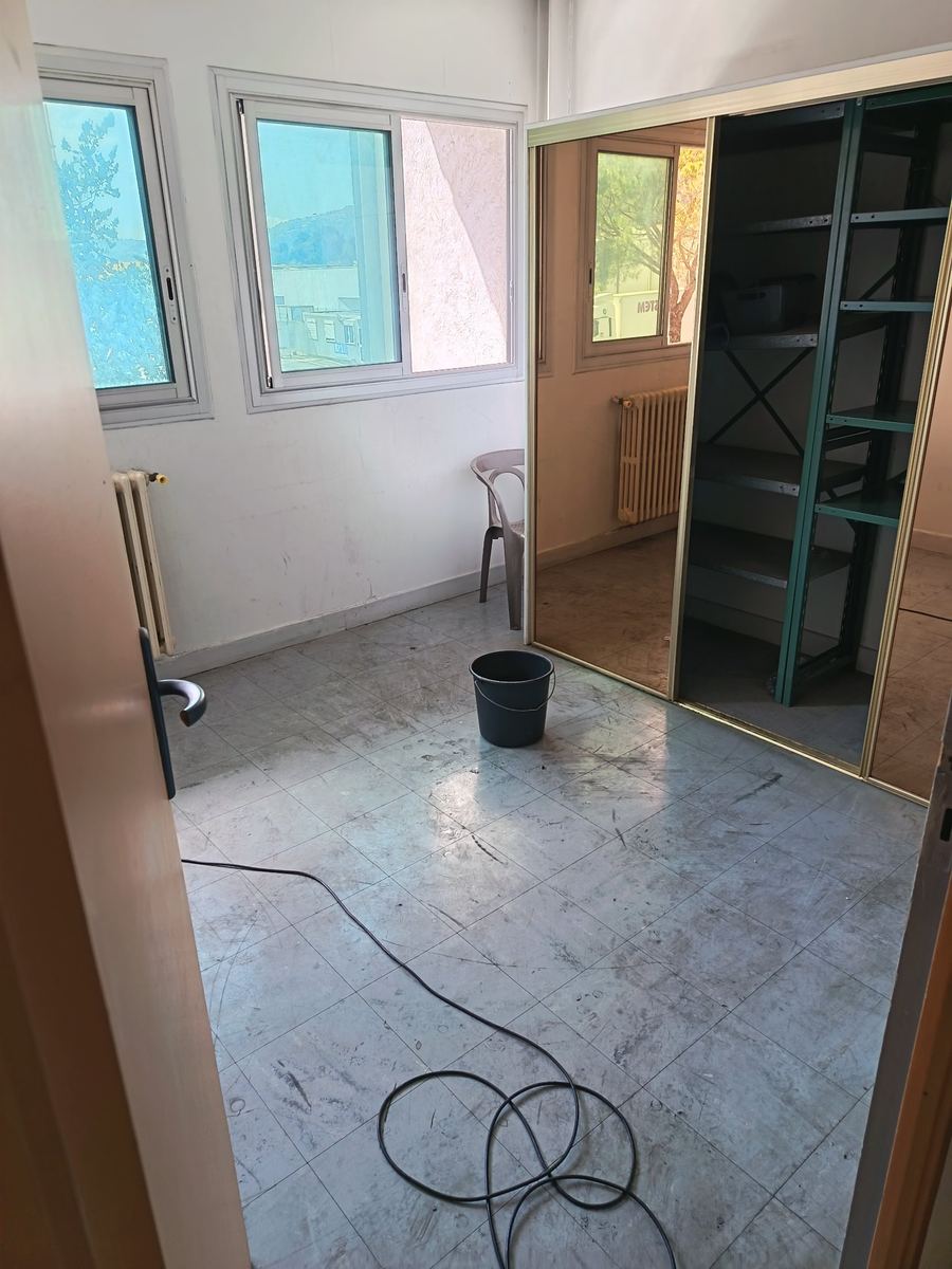 Avant : sol de bureau terne et sale