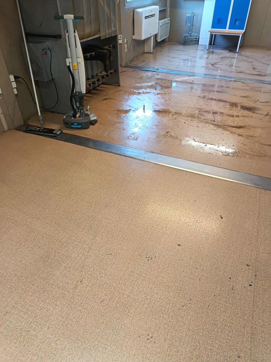 Décapage d'un sol de vestiaire en cours