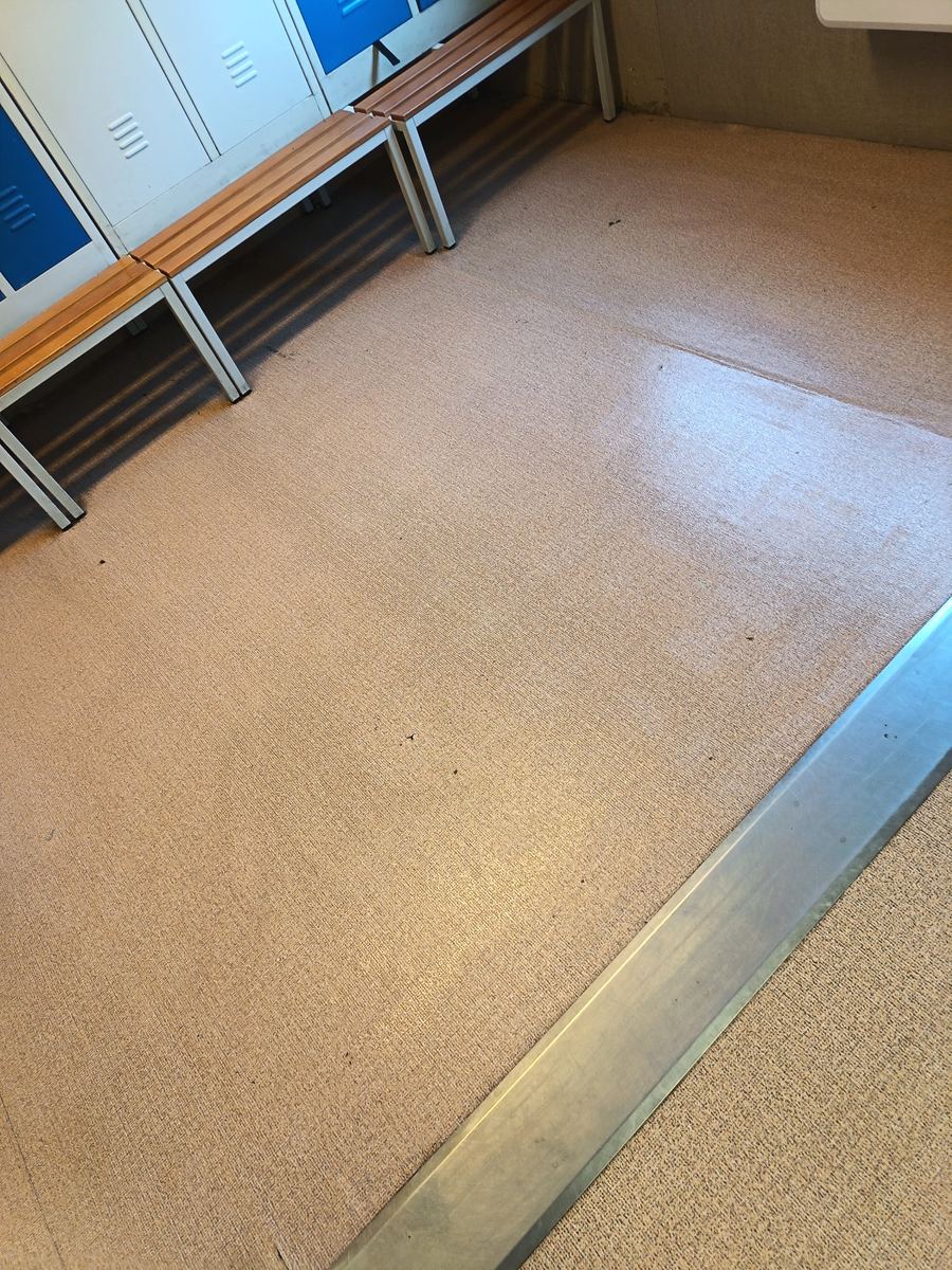 Sol de vestiaire propre après décapage